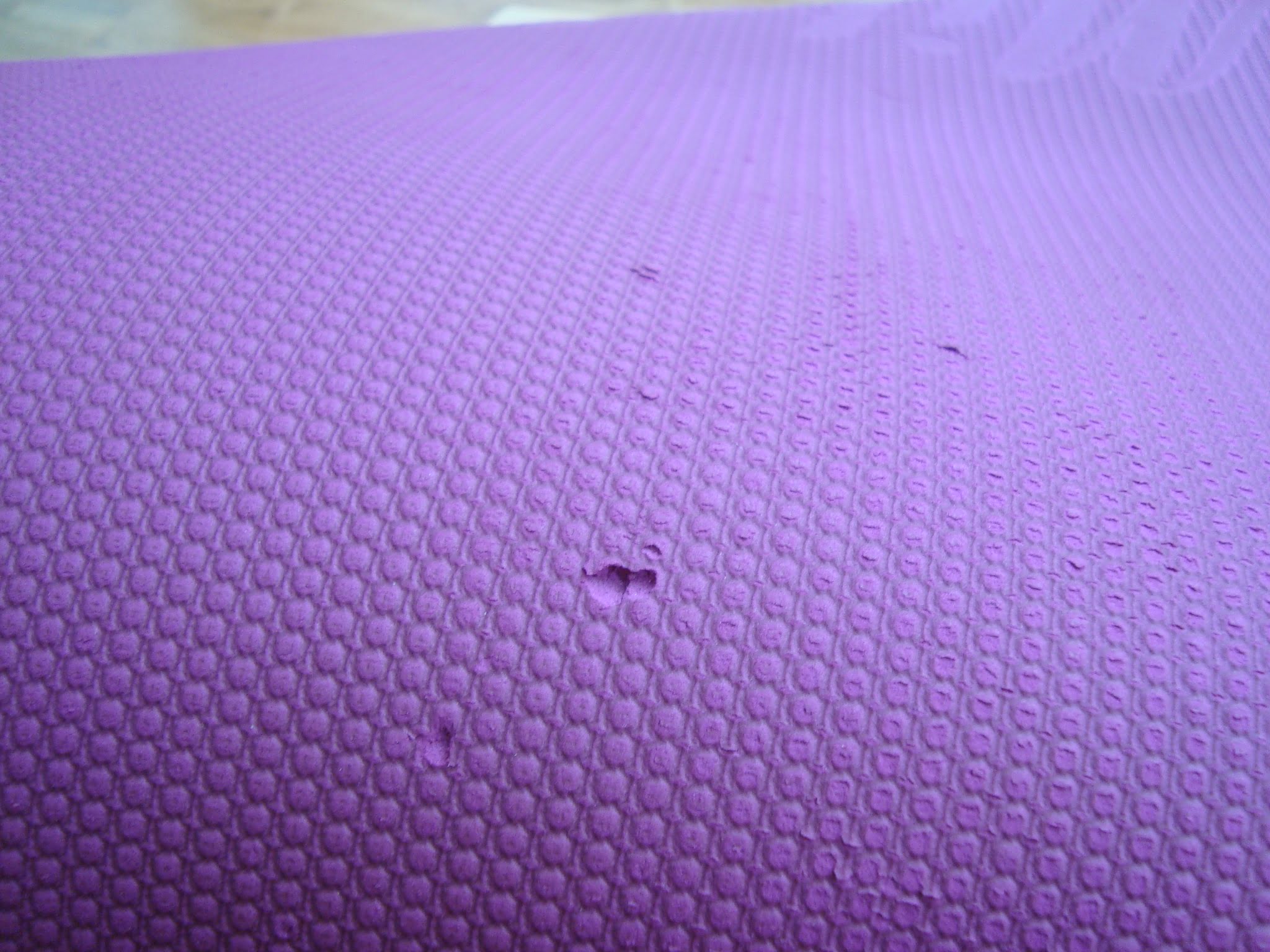 Yogamatte mit Löchern
