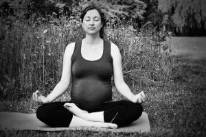 Halber Lotussitz: Yoga für Schwangere