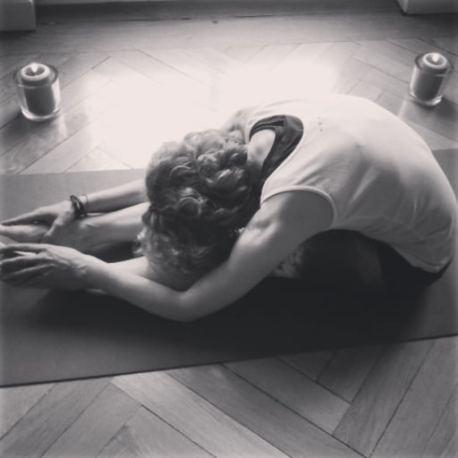 Yogalehrerin Birgit Löbsack in der Vorbeuge