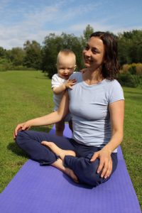 Schneidersitz beim Yoga für Mama & Baby