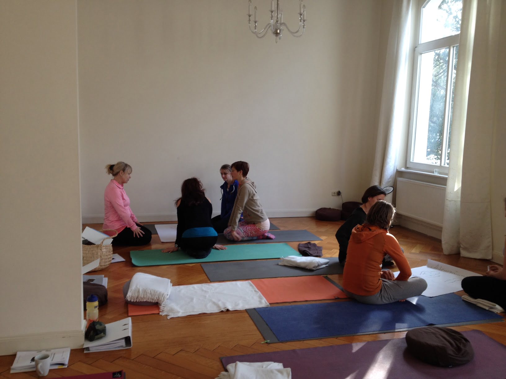 Gruppenarbeit bei der Yogalehrer Ausbildung im UNIT Yoga