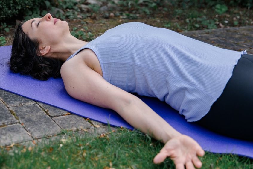Stefanie beim Yoga Nidra für besseres Schlafen