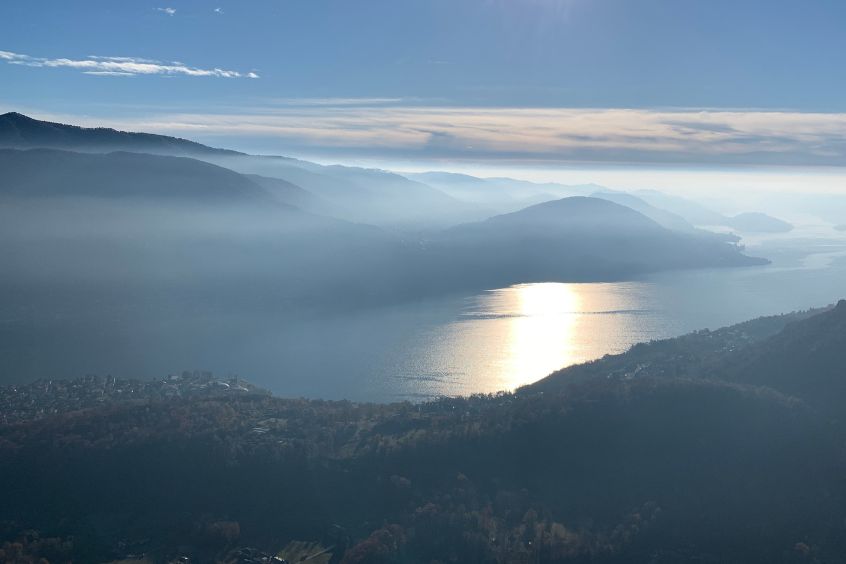 Berg-Ausblick auf einen See und Berge