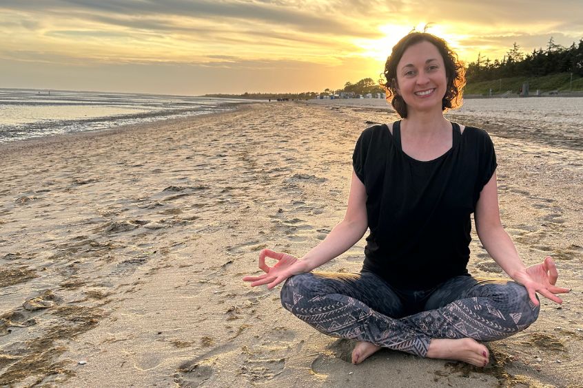 Stefanie Weyrauch sitzt am Meer und meditiert