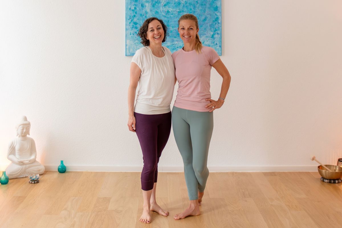 Stefanie Weyrauch und Harriet Tinnacher aus dem Dozententeam der Yogastern Akademie
