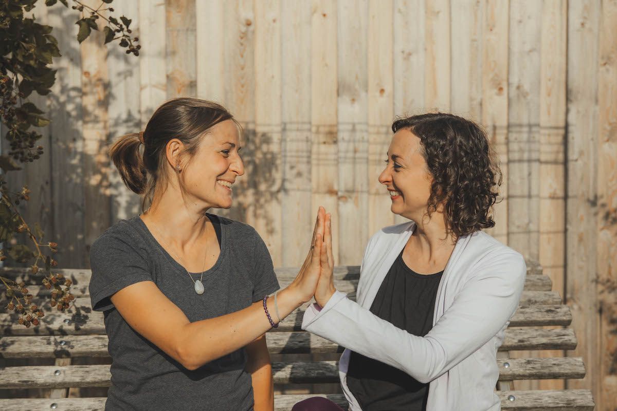 Sabine Blum, Teilnehmerin der Yogalehrerausbildung, und Stefanie Weyrauch, Ausbildungsleitung der Yogastern Akademie