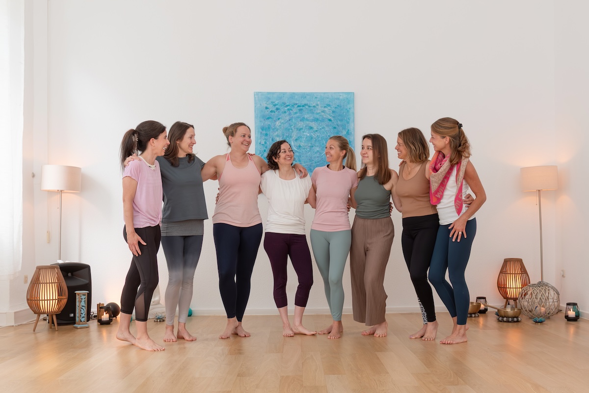 Teambild der Yogalehrerinnen des Yogastern Studios Wiesbaden