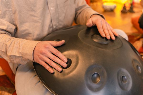 Hand auf Handpan