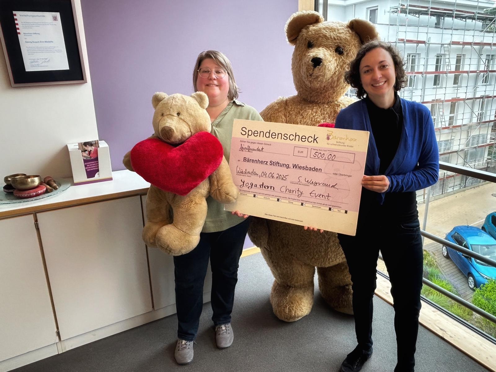 Stefanie Weyrauch von Yogastern übergibt Spende an das Kinderhospiz Bärenherz